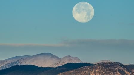 La luna de madrugada en el Cadí