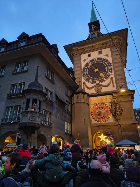 Papá Noel recita versos y da la entrada a la Navidad junto a la torre del Reloj, Berna