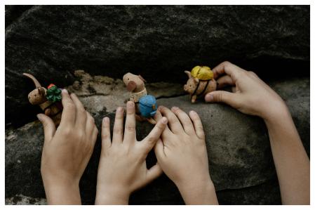 Detalle del libro 'El paseo', producido por María José Ferrada, Motoko Toda, Vega Mayor y Hugo Ferrer