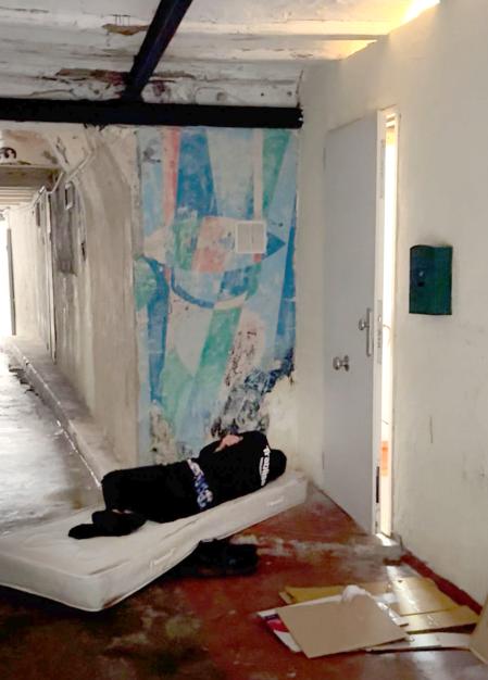 Un colchón dispuesto de tanto en tanto en el acceso de este pasaje de la calle Santcliment