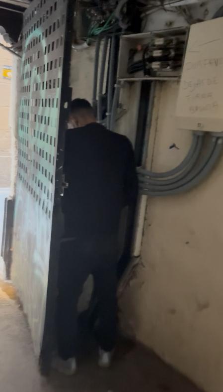 Un hombre orina tranquilamente en el acceso del pasaje, una circunstancia muy habitual