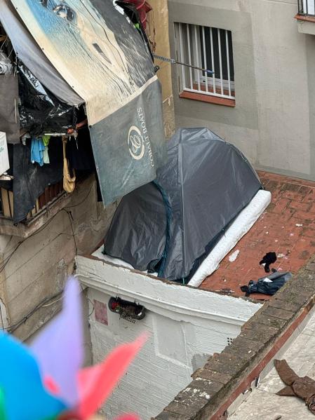 La tienda de campaña que montan de tanto en tanto hasta que los vecinos avisan a la policía