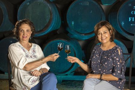 La propietaria y gestora de El Maestro Sierra, María del Carmen Borrego Plá, brindando con la directora técnica y comercial Ana Cabestrero&nbsp;