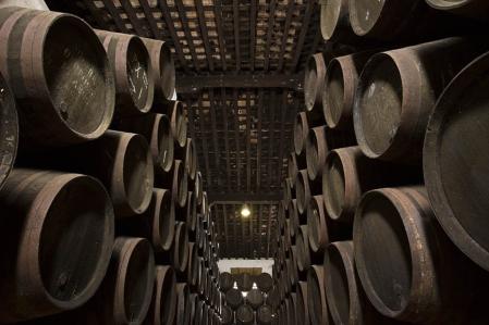 Viejas botas de esta tradicional bodega de la plaza de Silos de Jerez&nbsp;