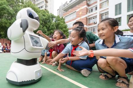 Escolares interactúan con un robot en Nanchang (China)&nbsp;