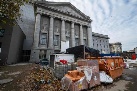 Material de construcción ante la fachada norte del Museo de Pérgamo, el 4 de diciembre 