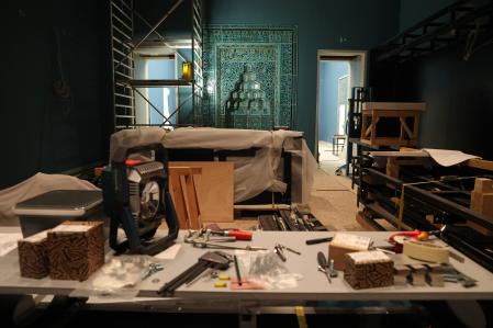 Herramientas para la restauración ante un nicho del siglo XIII de la mezquita Beyhekim de Konya (Turquía), en el Museo de Pérgamo el 4 de diciembre 