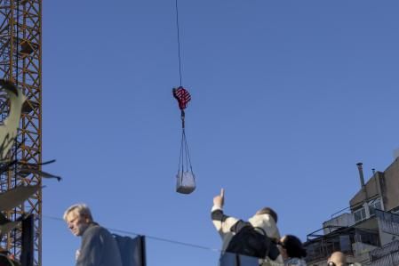 Una de grúas subiendo material para la obra&nbsp;
