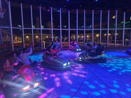 Muchas veces padres e hijos se dan cita en los coches de choque del 'MSC Europa' para poner la guinda a una jornada&nbsp;