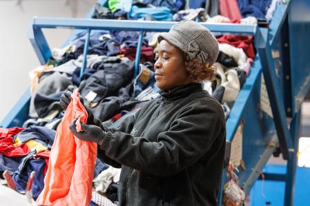 Ropa usada seleccionada en una planta de Solidança