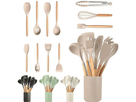 Set de 12 utensilios de cocina de silicona con mangos de madera y soporte organizador.