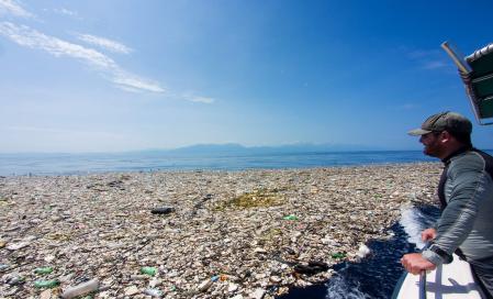 Desechos plásticos flotando en la costa de Roatán, en Honduras, el 7 de septiembre de 2017.