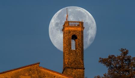 La última superluna coronó el campanario de la ermita de Sant Sebastià de Vic.