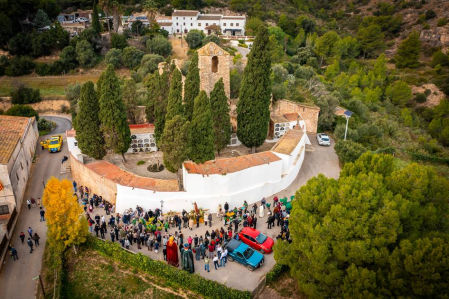 Preparando la procesión detrás del cementerio y justo detrás la antigua iglesia de Sant Sadurní.