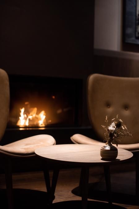 Sala de estar con una chimenea encendida de fondo