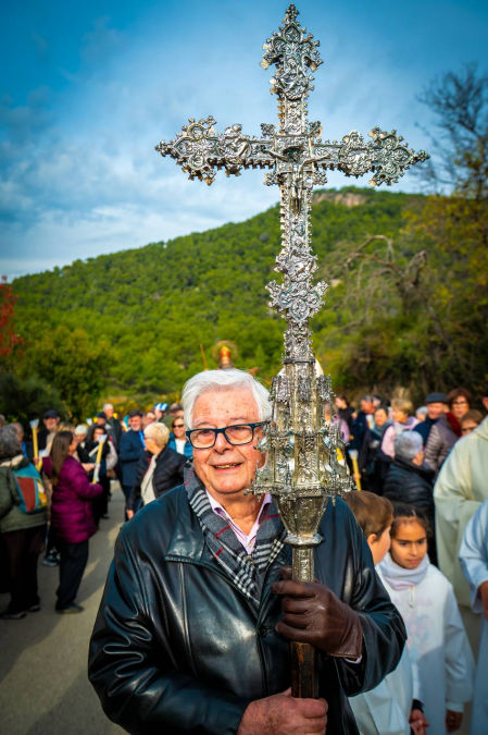 Aquí se puede apreciar con más detalle la extraordinaria cruz del siglo XVI.