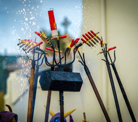 Al salir de la iglesia, como no podía ser de otra forma, Els Petits Cremats, Diables Els Cremats, Drac de la Múnia,  Drac de Castellví, dieron un espectáculo de fuego.