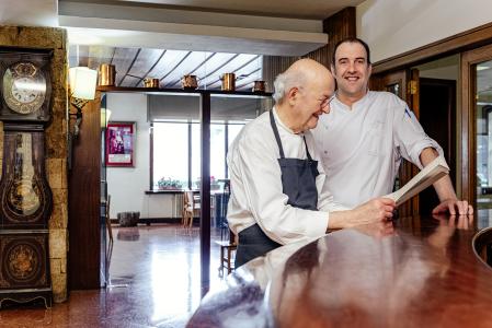 Jaume Subirós y su hijo Jordi en Motel Empordà, el emblemático establecimiento de Figueres que fundó Josep Maria Mercader