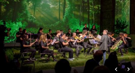 La orquesta está formada por jóvenes, en una experiencia de superación .