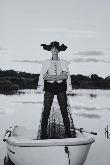 Chaqueta y chaleco con falda de tul de Dior Resort y sombrero de Mimoki. Pendientes y anillo Serpenti de Bulgari