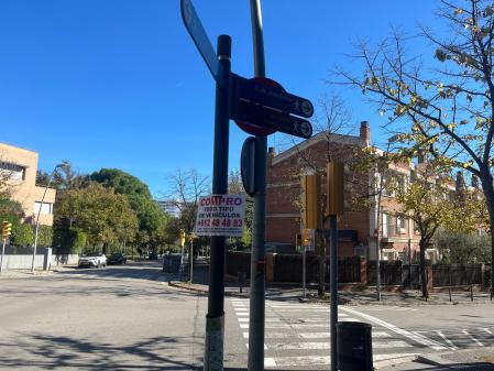 El barrio de Pedralbes tampoco se libró de los carteles plastificados