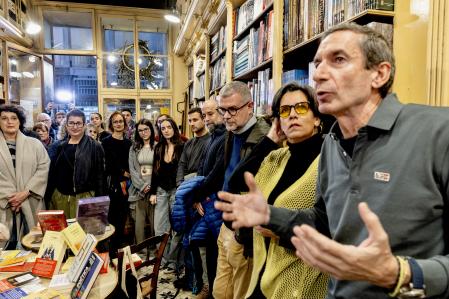 Rafa Serra explicando al público el nuevo proyecto, junto a los escritores que lo han apadrinado, Carlota Gurt y Jaume Clotet
