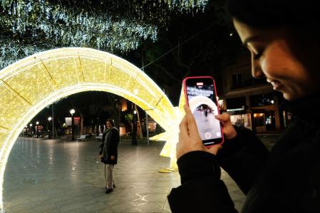 La vía pública se convierte en las fiestas en el 
mejor lugar para las selfies, como en este caso la Rambla Nova