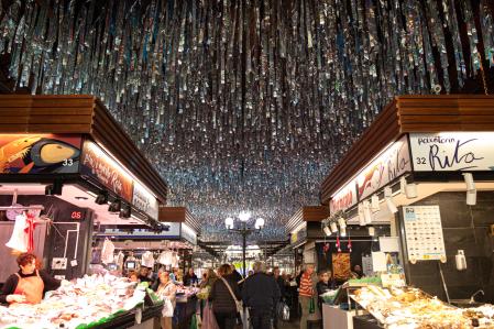 Compras.El techo del Mercat Central de Tarragona ha estrenado este año una iluminación rompedora
