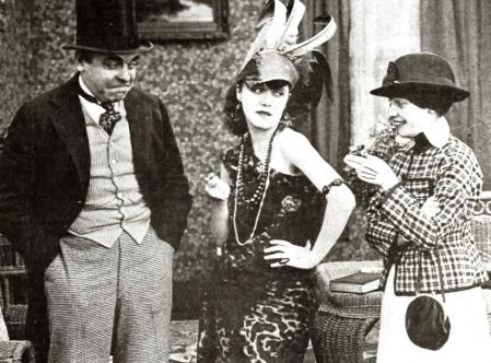 Anita Loos explica una escena a los actores Edward Dillon y Fay Tincher en una película sin identificar, 1916