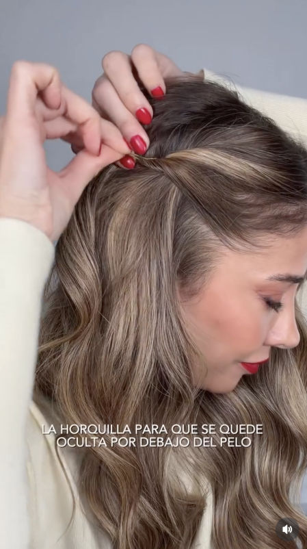 La peluquera Desirée Caballero enseña a colocar correctamente la horquilla