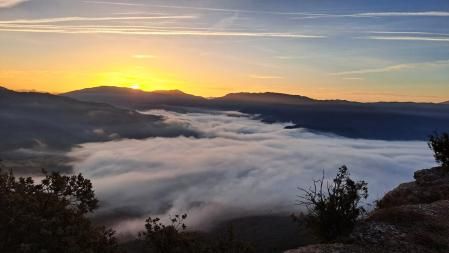 La niebla cubre el pantano de Sau.