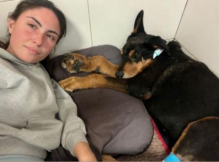 Eva Molina, auxiliar veterinaria y cofundadora con su pareja Carlos Cuesta de Los Rescatados de Fraguel