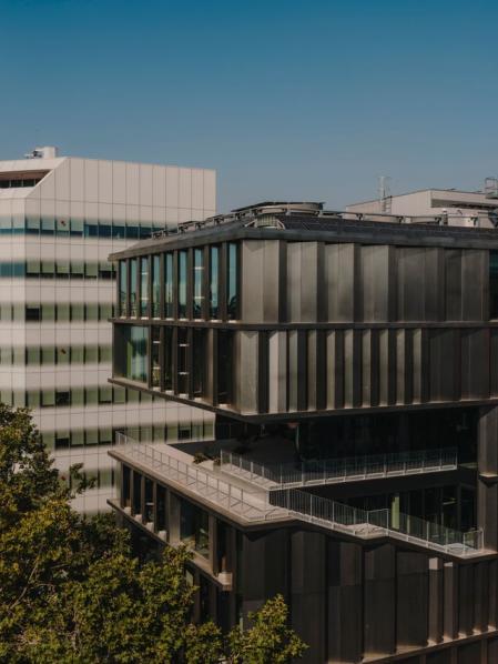 Imagen de las escaleras exteriores y la terraza del edificio.&nbsp;