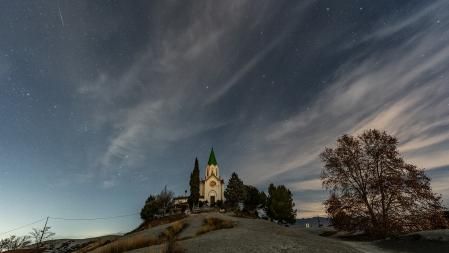 Las nubes y la luna menguante (pequeña) deslucen las Gemínidas en Puig-agut.