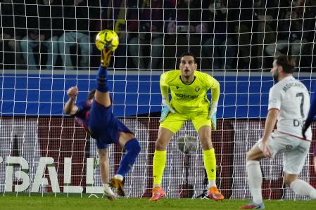 BARCELONA, 13/12/2025.- El delantero del FC Barcelona, Ferrán Torres, remata ante el guardameta de Osasuna, Sergio Herrera, durante el partido de la jornada 16 de LaLiga que FC Barcelona y Atlético Osasuna disputan este sábado en el Camp Nou. EFE/Alejandro García