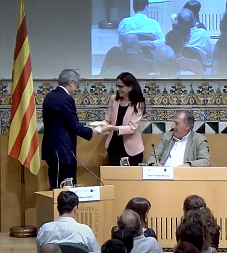 Fotograma de Ramón Flecha recibiendo el premio de sociología 2019 de manos de Marta Soler