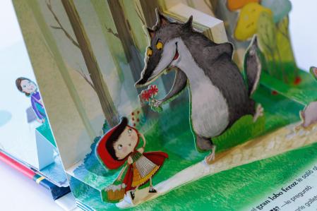 Bruño adapta ‘La historia de Caperucita Roja’ en un pop-up de seis escenarios&nbsp;