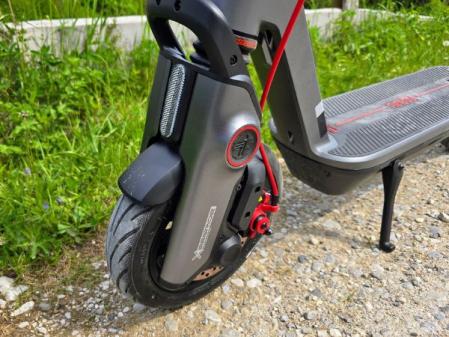 Plano detalle de una de las ruedas del Segway Ninebot F3 Pro