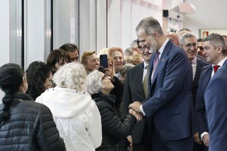 El rey Felipe VI saluda a los vecinos que le han recibido en el mercado municipal del barrio de La Florida 