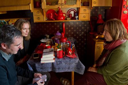 Xavi Ayén junto a Svetlana Aleksiévich y su intérprete en su cocina de Minsk&nbsp;