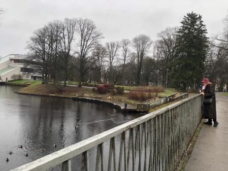 Uno de los muchos parques que hay en la capital de Letonia.