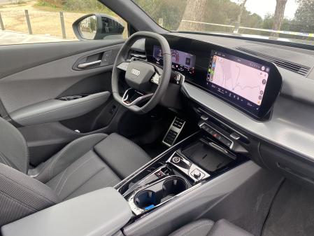 Las dos palancas de tipo satélite del volante, cambio e intermitente son la novedad más destacada del puesto de conducción&nbsp;