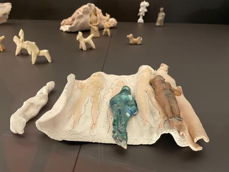 Detalle de un sobrante de la maqueta para la fachada de la Glòria, sobre la que ha situado tres figuritas&nbsp;