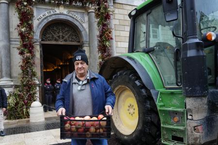 Uno de los agricultores, ante el Palau de la Generalitat&nbsp;
