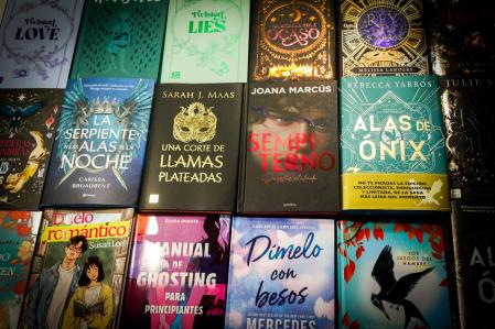 Las portadas de algunas de las ediciones especiales con cantos tintados que pueden encontrarse estas fiestas en librerías&nbsp;