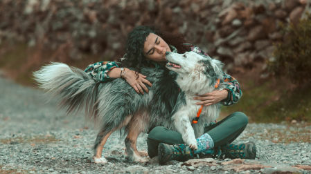 Nei Fuentes, educadora canina, junto a su perra Enya.