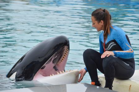 Kshamenk con una de sus cuidadoras