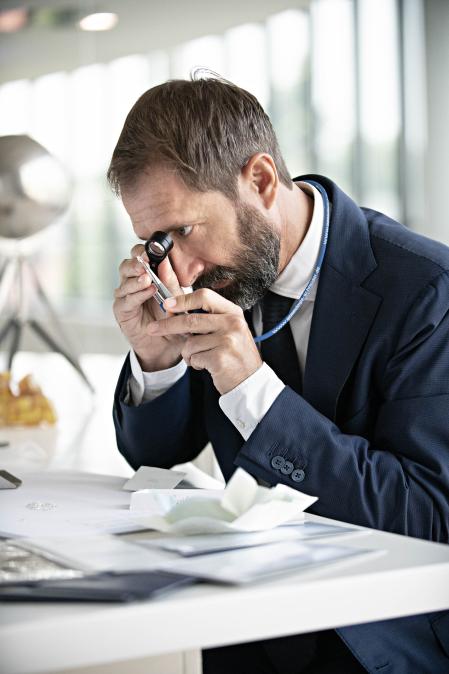 Giorgio Re, gemólogo y CEO de Recarlo, durante el proceso de selección de los diamantes