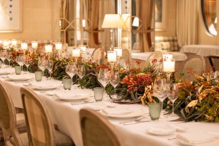 Mesa de gala preparada para ofrecer lo mejor de la Navidad