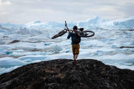 Un hombre recorre un tramo en bicicleta de uno de los numerosos senderos que atraviesan el fiordo helado de Ilulissat, en Groenlandia Occidental